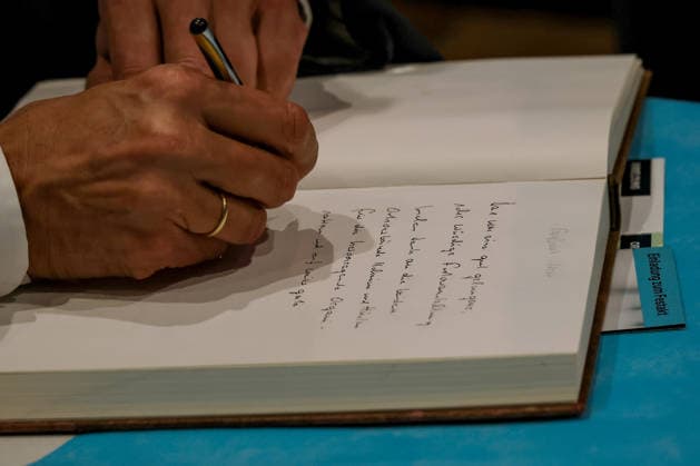 27.05.2026, Politik, Bundeskanzler Friedrich Merz (CDU) unterschreibt im Gästebuch Handschriftlich zu Gast als Festredner beim Festakt in der Schützenhalle Hüsten bei Arnsberg. 80 Jahre Neheim-Hüstener Programm. Nordrhein-Westfalen Deutschland *** 27 05 2026, Politics, Federal Chancellor Friedrich Merz CDU signs the guest book Handwritten as guest speaker at the ceremony in the Schützenhalle Hüsten near Arnsberg 80 years of Neheim Hüstener Program North Rhine-Westphalia Germany