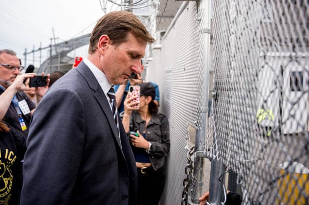 News Bilder des Tages #2 Rep. Daniel Goldman (D-N.Y.) goes into Delaney Hall Detention Center in Newark, N.J. on Wednesday, May 27, 2026. Detainees have started a hunger strike to protest what they call inhumane conditions inside the ICE detention center.  NYP202605279014 ANGELINAxKATSANIS