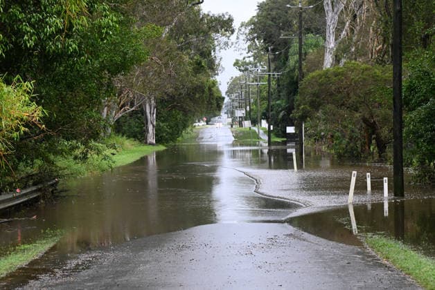 BRISBANE WEATHER, Flooding is seen across Molle Road in the suburb of Ransome in Brisbane, Thursday, May 28, 2026. South-East Queensland residents have been warned to expect heavy rain, thunderstorms and flash flooding during Thursday. ( NO ARCHIVING BRISBANE QUEENSLAND AUSTRALIA  Copyright: xDARRENxENGLANDx 20260528181601378459