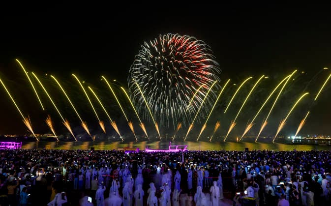 Eid Al-Adha celebrations 2026 in Doha, Qatar - 27 MAY 2026. Fireworks seen displayed during Eid al-Adha celebrations marking the first day of the Muslim festival of Eid al-Adha at Katara Cultural Village. Muslims around the world celebrate Eid al-Adha, one of IslamÕs most important holidays, which commemorates Prophet AbrahamÕs willingness to sacrifice his son in obedience to God Doha Qatar Copyright: xNoushadxVariyattiyakkalx xSOPAxImagesx NVRITYAKAL-010