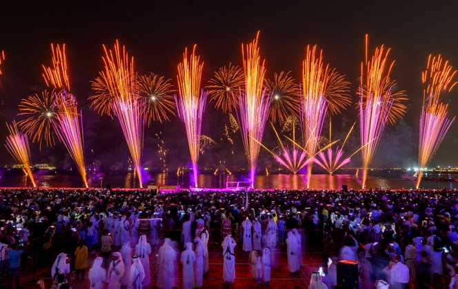 Eid Al-Adha celebrations 2026 in Doha, Qatar - 27 MAY 2026. Fireworks seen displayed during Eid al-Adha celebrations marking the first day of the Muslim festival of Eid al-Adha at Katara Cultural Village. Muslims around the world celebrate Eid al-Adha, one of IslamÕs most important holidays, which commemorates Prophet AbrahamÕs willingness to sacrifice his son in obedience to God Doha Qatar Copyright: xNoushadxVariyattiyakkalx xSOPAxImagesx NVRITYAKAL-014