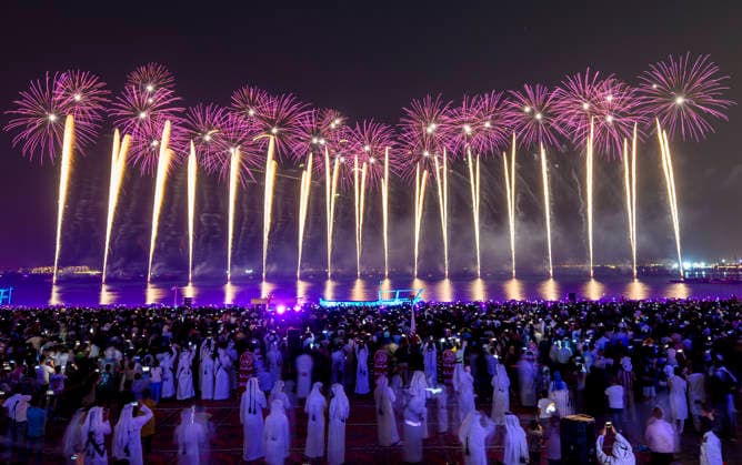 Eid Al-Adha celebrations 2026 in Doha, Qatar - 27 MAY 2026. Fireworks seen displayed during Eid al-Adha celebrations marking the first day of the Muslim festival of Eid al-Adha at Katara Cultural Village. Muslims around the world celebrate Eid al-Adha, one of IslamÕs most important holidays, which commemorates Prophet AbrahamÕs willingness to sacrifice his son in obedience to God Doha Qatar Copyright: xNoushadxVariyattiyakkalx xSOPAxImagesx NVRITYAKAL-019