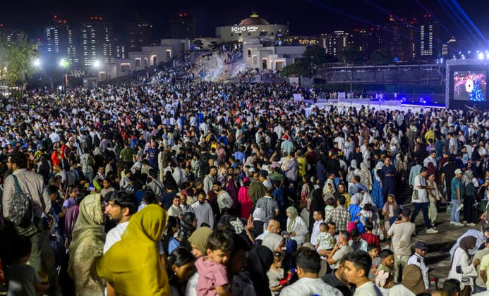 Eid Al-Adha celebrations 2026 in Doha, Qatar - 27 MAY 2026. People seen at Katara Cultural Village ahead of fireworks during Eid al-Adha celebrations marking the first day of the Muslim festival of Eid al-Adha. Muslims around the world celebrate Eid al-Adha, one of IslamÕs most important holidays, which commemorates Prophet AbrahamÕs willingness to sacrifice his son in obedience to God Doha Qatar Copyright: xNoushadxVariyattiyakkalx xSOPAxImagesx NVRITYAKAL-024