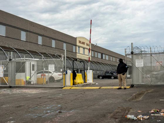 May 27, 2026, Newark, New Jersey, USA: A guard stands alongside one of the Delaney Hall ICE detention center gates. Inside the facility detainees continue a hunger and labor strike over inhumane conditions and due process violations.ICE agents and those protesting detainee transfers and the conditions inside have violently clashed as protestors have tried to barricade the exits with their bodies. Newark USA - ZUMAd155 20260527_znp_d155_005 Copyright: xSuexDorfmanx