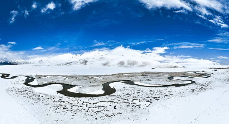News Bilder des Tages #2 (260528) -- BEIJING, May 28, 2026 -- A panoramic drone photo taken on May 27, 2026 shows snow scenery of Qiangtang grassland in Nagqu City, southwest China s Xizang Autonomous Region. ) XINHUA PHOTOS OF THE DAY TenzinxNyida 