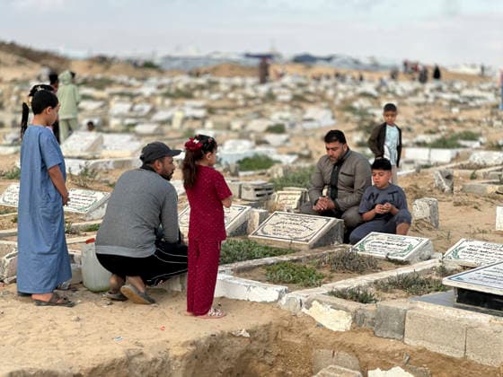 Eid Al Adha Cemetery Memorial Khan Yunis People gather around a grave to offer prayers during Eid al-Adha at a cemetery in Khan Yunis, Gaza Strip, on May 27, 2026. Eid al-Adha, or the Feast of Sacrifice, is one of the most important holidays in the Islamic calendar, commemorating the willingness of Prophet Ibrahim to sacrifice his son. The event is traditionally marked worldwide by communal prayers, family gatherings, acts of charity, and the slaughtering of livestock. In Gaza, the ongoing conflict has significantly impacted traditional observances, leading to residents substituting fresh livestock with frozen meat and visiting the graves of those killed during the war. Khan Yunis Gaza Strip Palestinian Territories Copyright: xDoaaxAlbazx