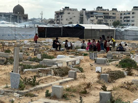 Eid Al Adha Cemetery Memorial Khan Yunis People sit among graves to offer prayers during Eid al-Adha at a cemetery in Khan Yunis, Gaza Strip, on May 27, 2026. Eid al-Adha, or the Feast of Sacrifice, is one of the most important holidays in the Islamic calendar, commemorating the willingness of Prophet Ibrahim to sacrifice his son. The event is traditionally marked worldwide by communal prayers, family gatherings, acts of charity, and the slaughtering of livestock. In Gaza, the ongoing conflict has significantly impacted traditional observances, leading to residents substituting fresh livestock with frozen meat and visiting the graves of those killed during the war. Khan Yunis Gaza Strip Palestinian Territories Copyright: xDoaaxAlbazx