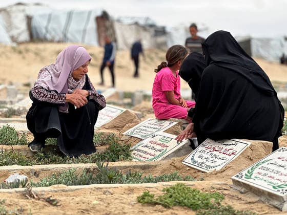 Eid Al Adha Cemetery Memorial Khan Yunis People sit beside graves to offer prayers during Eid al-Adha at a cemetery in Khan Yunis, Gaza Strip, on May 27, 2026. Eid al-Adha, or the Feast of Sacrifice, is one of the most important holidays in the Islamic calendar, commemorating the willingness of Prophet Ibrahim to sacrifice his son. The event is traditionally marked worldwide by communal prayers, family gatherings, acts of charity, and the slaughtering of livestock. In Gaza, the ongoing conflict has significantly impacted traditional observances, leading to residents substituting fresh livestock with frozen meat and visiting the graves of those killed during the war. Khan Yunis Gaza Strip Palestinian Territories Copyright: xDoaaxAlbazx