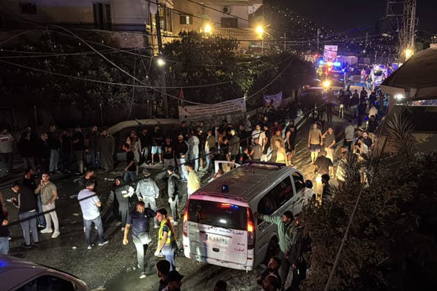 2 people killed and several trapped under the rubble after an Israeli airstrike in Lebanon SIDON, LEBANON - MAY 28: Search and rescue, firefighting and medical teams deployed at the area after an Israeli airstrike targeted a house in the southern city of Sidon, Lebanon, on May 28, 2026. According to reports, two people were killed in the attack while several others remain trapped under the rubble. Ahmad Kaddoura Anadolu Sidon Lebanon. Editorial use only. Please get in touch for any other usage.  Copyright: x2026xAnadoluxAhmadxKaddourax