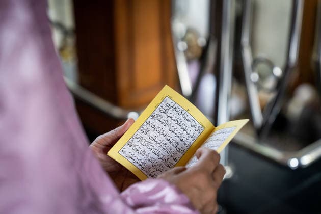 Eid al-Adha in Thailand BANGKOK, THAILAND - MAY 28: Someone reads holy text during prayers. Thai Muslims pray during Eid al-Adha at Masjid Buddarul Mumineen mosque in Bangkok, Thailand on May 28, 2026. Matt Hunt Anadolu Bangkok Thailand. Editorial use only. Please get in touch for any other usage.  Copyright: x2026xAnadoluxMattxHuntx