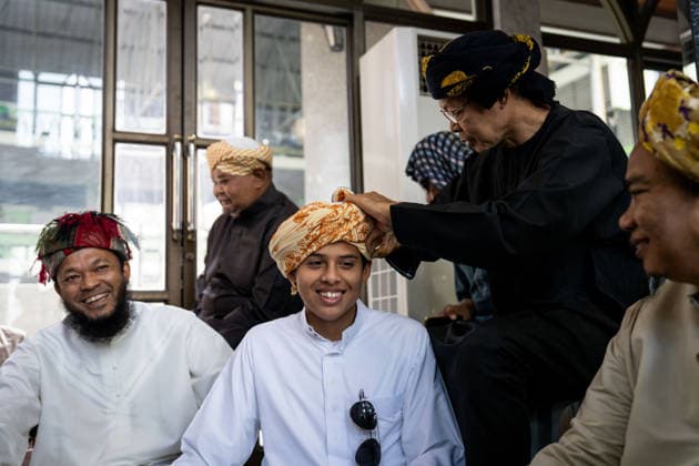 Eid al-Adha in Thailand BANGKOK, THAILAND - MAY 28: Community members help a young man tie his keffiyeh before praying. Thai Muslims pray during Eid al-Adha at Masjid Buddarul Mumineen mosque in Bangkok, Thailand on May 28, 2026. Matt Hunt Anadolu Bangkok Thailand. Editorial use only. Please get in touch for any other usage.  Copyright: x2026xAnadoluxMattxHuntx