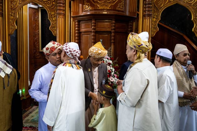 Eid al-Adha in Thailand BANGKOK, THAILAND - MAY 28: Community members greet the leaders of the mosque. Thai Muslims pray during Eid al-Adha at Masjid Buddarul Mumineen mosque in Bangkok, Thailand on May 28, 2026. Matt Hunt Anadolu Bangkok Thailand. Editorial use only. Please get in touch for any other usage.  Copyright: x2026xAnadoluxMattxHuntx
