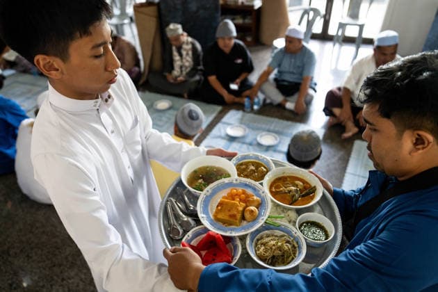 Eid al-Adha in Thailand BANGKOK, THAILAND - MAY 28: Community members carry food into the mosque after prayers. Thai Muslims pray during Eid al-Adha at Masjid Buddarul Mumineen mosque in Bangkok, Thailand on May 28, 2026. Matt Hunt Anadolu Bangkok Thailand. Editorial use only. Please get in touch for any other usage.  Copyright: x2026xAnadoluxMattxHuntx