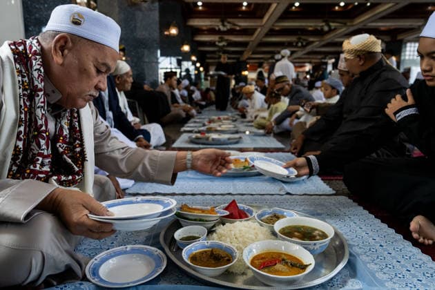 Eid al-Adha in Thailand BANGKOK, THAILAND - MAY 28: Thai Muslims share food after praying during Eid al-Adha at Masjid Buddarul Mumineen mosque in Bangkok, Thailand on May 28, 2026. Matt Hunt Anadolu Bangkok Thailand. Editorial use only. Please get in touch for any other usage.  Copyright: x2026xAnadoluxMattxHuntx