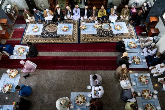 Eid al-Adha in Thailand BANGKOK, THAILAND - MAY 28: Thai Muslims share food after praying during Eid al-Adha at Masjid Buddarul Mumineen mosque in Bangkok, Thailand on May 28, 2026. Matt Hunt Anadolu Bangkok Thailand. Editorial use only. Please get in touch for any other usage.  Copyright: x2026xAnadoluxMattxHuntx