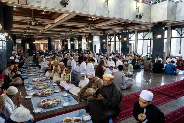 Eid al-Adha in Thailand BANGKOK, THAILAND - MAY 28: Thai Muslims share food after praying during Eid al-Adha at Masjid Buddarul Mumineen mosque in Bangkok, Thailand on May 28, 2026. Matt Hunt Anadolu Bangkok Thailand. Editorial use only. Please get in touch for any other usage.  Copyright: x2026xAnadoluxMattxHuntx