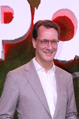 Hendrik Wuest bei der Poldi Doku Netflix Serien Premiere am 27.05.2026 in Koeln Hendrik Wuest attends the premiere of the Poldi documentary series on Netflix on May 27, 2026 at Rheinenergiestadion in Cologne, Germany Poldi Netflix Serien Premiere in Koeln *** Hendrik Wuest at the Poldi Doku Netflix series premiere on May 27, 2026 in Cologne Hendrik Wuest attends the premiere of the Poldi documentary series on Netflix on May 27, 2026 at Rheinenergiestadion in Cologne, Germany Poldi Netflix series premiere in Cologne 
