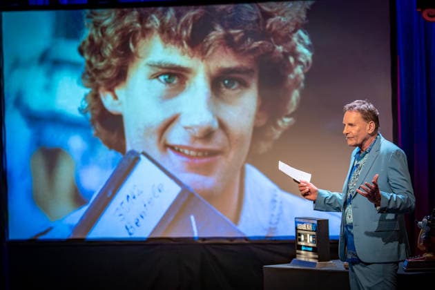 Moderator Peter Illmann im Hamburger Theater Schmidtchen auf der Bühne während der Premiere seiner 80er-Jahre-Show;Peter Illmanns 80er Show Eine Zeitreise in das Kultjahrzehnt, Hamburg Hamburg Deutschland Schmidtchen *** Presenter Peter Illmann on stage at Hamburgs Schmidtchen Theater during the premiere of his 80s show Peter Illmanns 80s Show A journey back in time to the cult decade, Hamburg Hamburg Germany Schmidtchen
