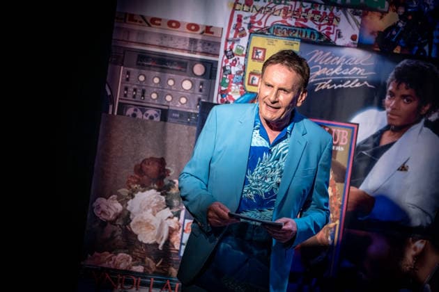 Moderator Peter Illmann im Hamburger Theater Schmidtchen auf der Bühne während der Premiere seiner 80er-Jahre-Show;Peter Illmanns 80er Show Eine Zeitreise in das Kultjahrzehnt, Hamburg Hamburg Deutschland Schmidtchen *** Presenter Peter Illmann on stage at Hamburgs Schmidtchen Theater during the premiere of his 80s show Peter Illmanns 80s Show A journey back in time to the cult decade, Hamburg Hamburg Germany Schmidtchen