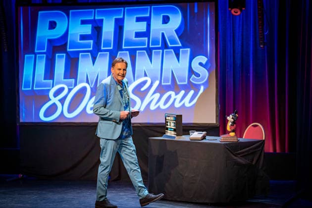 Moderator Peter Illmann im Hamburger Theater Schmidtchen auf der Bühne während der Premiere seiner 80er-Jahre-Show;Peter Illmanns 80er Show Eine Zeitreise in das Kultjahrzehnt, Hamburg Hamburg Deutschland Schmidtchen *** Presenter Peter Illmann on stage at Hamburgs Schmidtchen Theater during the premiere of his 80s show Peter Illmanns 80s Show A journey back in time to the cult decade, Hamburg Hamburg Germany Schmidtchen