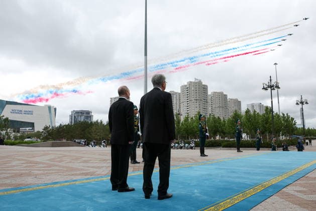 KAZAKHSTAN, ASTANA - MAY 28, 2026: Russia s President Vladimir Putin (L) and Kazakhstan s President Kassym-Jomart Tokayev are seen during a welcome ceremony outside the Independence Palace. Alexander Kazakov Russian Presidential Press and Information Office TASS  93123978