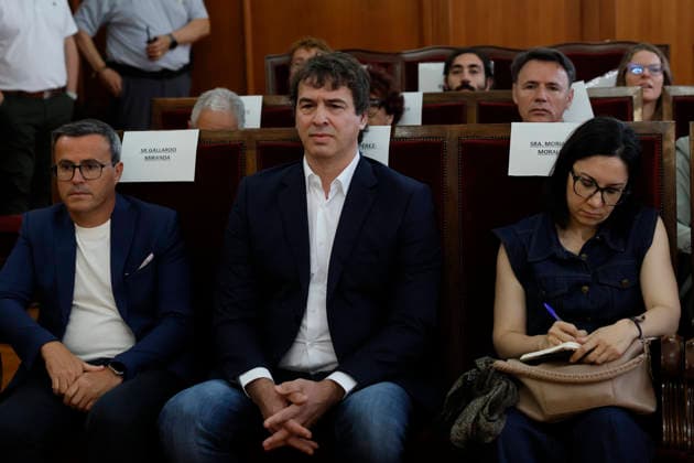 David Sanchez (C), brother of Spanish Prime Minister Pedro Sanchez, and former leader of the Extremadura branch of ruling party PSOE, Miguel Angel Gallardo (L) and former regional Culture s office Elisa Moriano Morales (R) attend to the trial held in the regional Court of Badajoz, Spain on 28 May 2026 in the case of David Sanchez alleged irregular hiring as the head of the performing arts office within the provincial government of Badajoz. Sanchez, who resigned from the post in February face the charges of alleged embezzlement and influence peddling related to his appointment. The brother of Prime Minister David Sanchez face a trial for his allegedly irregular hiring as the head of the performing arts office !ACHTUNG: NUR REDAKTIONELLE NU  Copyright: xBallesterosx GRAF5521 20260528-55020424593_1
