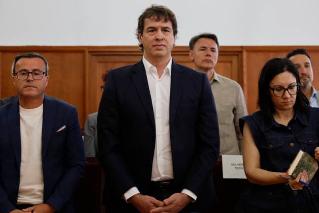 David Sanchez (C), brother of Spanish Prime Minister Pedro Sanchez, and former leader of the Extremadura branch of ruling party PSOE, Miguel Angel Gallardo (L) and former regional Culture s office Elisa Moriano Morales (R) attend to the trial held in the regional Court of Badajoz, Spain on 28 May 2026 in the case of David Sanchez alleged irregular hiring as the head of the performing arts office within the provincial government of Badajoz. Sanchez, who resigned from the post in February face the charges of alleged embezzlement and influence peddling related to his appointment. The brother of Prime Minister David Sanchez face a trial for his allegedly irregular hiring as the head of the performing arts office !ACHTUNG: NUR REDAKTIONELLE NU  Copyright: xBallesterosx GRAF5522 20260528-55020424597_1