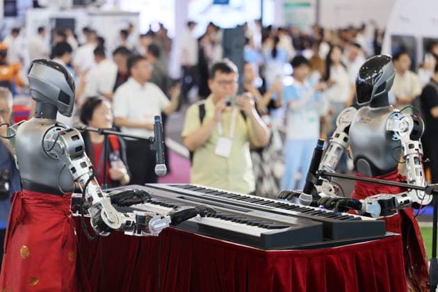 (260528) -- TIANJIN, May 28, 2026 -- Robots play electronic pianos at the World Intelligence Expo 2026 in Tianjin, north China, May 28, 2026. Themed Intelligence: Extensive Development Space, Sustainable Growth Driver, the World Intelligence Expo 2026 kicked off here on Thursday. ) CHINA-TIANJIN-WORLD INTELLIGENCE EXPO (CN) LixRan 