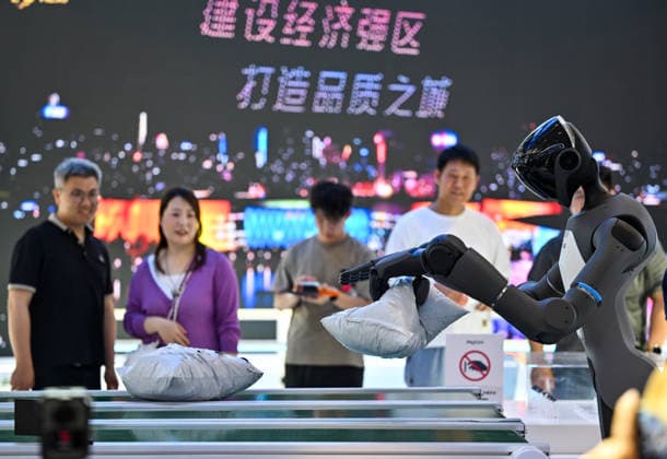 (260528) -- TIANJIN, May 28, 2026 -- People watch a humanoid robot showcasing its capability at the World Intelligence Expo 2026 in Tianjin, north China, May 28, 2026. Themed Intelligence: Extensive Development Space, Sustainable Growth Driver, the World Intelligence Expo 2026 kicked off here on Thursday. ) CHINA-TIANJIN-WORLD INTELLIGENCE EXPO (CN) ZhaoxZishuo 