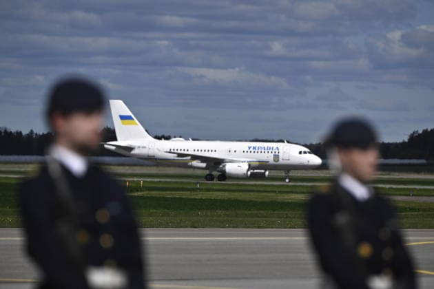 UPPSALA, SVERIGE 20260528 Ukrainas president Volodymyr Zelenskyj landar pa Upplands flygflottilj F16 i Uppsala. UPPSALA SVERIGE x10430x *** UPPSALA, SWEDEN 20260528 Ukrainian President Volodymyr Zelenskyj lands at Upplands Air Force F16 in Uppsala UPPSALA SWEDEN x10430x  Copyright: xChristinexOlsson TTx KRISTERSSON OCH ZELENSKYJ PA UPPLANDS FLYGFLOTTILJ lP9PUa_PrfM