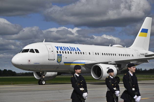 UPPSALA, SVERIGE 20260528 Ukrainas president Volodymyr Zelenskyj landar pa Upplands flygflottilj F16 i Uppsala. UPPSALA SVERIGE x10430x *** UPPSALA, SWEDEN 20260528 Ukrainian President Volodymyr Zelenskyj lands at Upplands Air Force F16 in Uppsala UPPSALA SWEDEN x10430x  Copyright: xChristinexOlsson TTx KRISTERSSON OCH ZELENSKYJ PA UPPLANDS FLYGFLOTTILJ 2XBPOo2PI0I