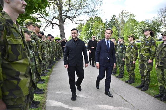 UPPSALA, SWEDEN 20260528 Ukrainian President Volodymyr Zelensky is received by Swedish Prime Minister Ulf Kristersson at the F16 air flotilla in Uppsala, Sweden on May 28, 2026. UPPSALA SWEDEN x10430x *** UPPSALA, SWEDEN 20260528 Ukrainian President Volodymyr Zelensky is received by Swedish Prime Minister Ulf Kristersson at the F16 air flotilla in Uppsala, Sweden on May 28, 2026 UPPSALA SWEDEN x10430x  Copyright: xChristinexOlsson TTx SWEDEN UKRAINE ZELENSKY VISIT EkpFQ1Sz3-w