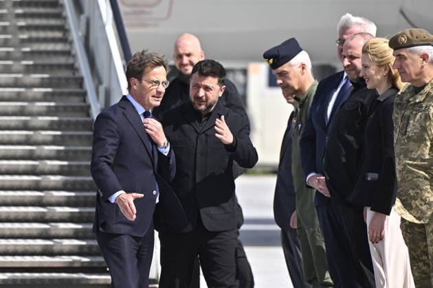 UPPSALA, SVERIGE 20260528 Ukrainas president Volodymyr Zelenskyj tas emot av Sveriges statsminister Ulf Kristersson pa Upplands flygflottilj F16 i Uppsala. UPPSALA SVERIGE x10430x *** UPPSALA, SWEDEN 20260528 Ukrainian President Volodymyr Zelenskyj is received by Swedish Prime Minister Ulf Kristersson at Uppland Air Force F16 in Uppsala UPPSALA SWEDEN x10430x  Copyright: xChristinexOlsson TTx KRISTERSSON OCH ZELENSKYJ PA UPPLANDS FLYGFLOTTILJ yfMdQ3xtq-8
