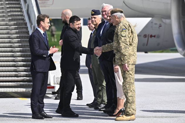 UPPSALA, SVERIGE 20260528 Ukrainas president Volodymyr Zelenskyj tas emot av Sveriges statsminister Ulf Kristersson pa Upplands flygflottilj F16 i Uppsala. UPPSALA SVERIGE x10430x *** UPPSALA, SWEDEN 20260528 Ukrainian President Volodymyr Zelenskyj is received by Swedish Prime Minister Ulf Kristersson at Uppland Air Force F16 in Uppsala UPPSALA SWEDEN x10430x  Copyright: xChristinexOlsson TTx KRISTERSSON OCH ZELENSKYJ PA UPPLANDS FLYGFLOTTILJ dY8VSqeCeHU