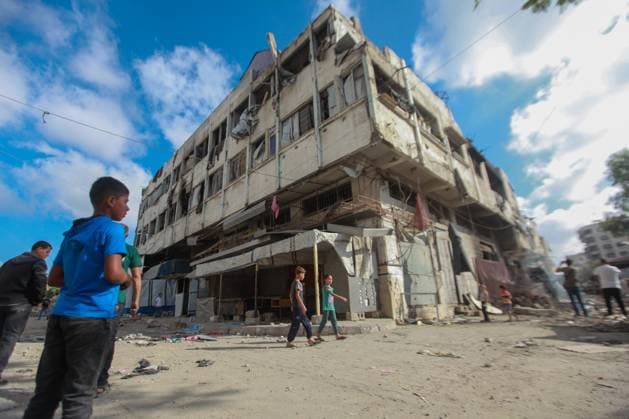 RECORD DATE NOT STATED Aftermath Of Israeli Airstrike In Gaza, Palestine Aftermath Of Israeli Airstrike In Gaza, Palestine May 28, 2026, Gaza, Palestine: Palestinians inspect the damage after an Israeli strike targeted an apartment building in the Rimal neighborhood in the northern Gaza Strip, Palestine .The targeted building and nearby tents suffered heavy destruction in the attack. Credit: Hashem Zimmo Thenews2(Foto: Hashem Zimmo Thenews2 imago images) Aftermath Of Israeli Airstrike In Gaza, Palestine  Copyright: xHashemxZimmox