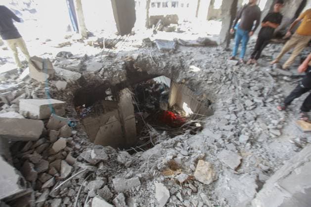 RECORD DATE NOT STATED Aftermath Of Israeli Airstrike In Gaza, Palestine Aftermath Of Israeli Airstrike In Gaza, Palestine May 28, 2026, Gaza, Palestine: Palestinians inspect the damage after an Israeli strike targeted an apartment building in the Rimal neighborhood in the northern Gaza Strip, Palestine .The targeted building and nearby tents suffered heavy destruction in the attack. Credit: Hashem Zimmo Thenews2(Foto: Hashem Zimmo Thenews2 imago images) Aftermath Of Israeli Airstrike In Gaza, Palestine  Copyright: xHashemxZimmox