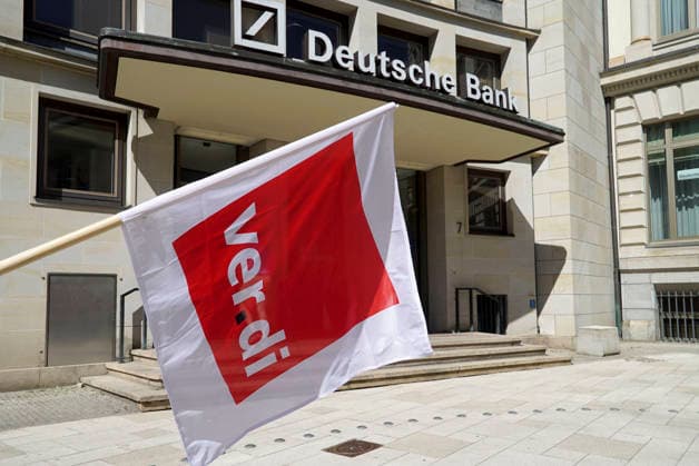 CNTV POSTBANK- Demontranten mit rot weissen Verdi Fahnen vor der Hamburger Deutsche Bank Filiale die Mitarbeiter der Postbank einer 100 Tochter der Deutschen Bank streikten heute vor der Hauptfiliale der Deutschen Bank in der Hamburger Innenstadt fuer bessere Arbeitsbedingungen 28.05.2026 Hamburg Germany *** CNTV POSTBANK demonstrators with red and white Verdi flags in front of the Deutsche Bank branch in Hamburg the employees of Postbank, a wholly owned subsidiary of Deutsche Bank, went on strike today in front of the main branch of Deutsche Bank in downtown Hamburg for better working conditions 28 05 2026 Hamburg Germany