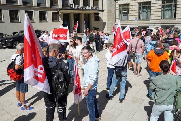 CNTV POSTBANK- Demontranten mit rot weissen Verdi Fahnen vor der Hamburger Deutsche Bank Filiale die Mitarbeiter der Postbank einer 100 Tochter der Deutschen Bank streikten heute vor der Hauptfiliale der Deutschen Bank in der Hamburger Innenstadt fuer bessere Arbeitsbedingungen 28.05.2026 Hamburg Germany *** CNTV POSTBANK demonstrators with red and white Verdi flags in front of the Deutsche Bank branch in Hamburg the employees of Postbank, a wholly owned subsidiary of Deutsche Bank, went on strike today in front of the main branch of Deutsche Bank in downtown Hamburg for better working conditions 28 05 2026 Hamburg Germany