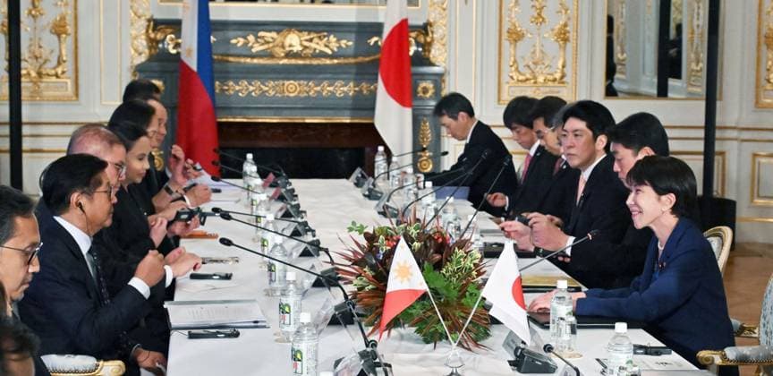 Japan-Philippines summit Japanese Prime Minister Sanae Takaichi (far R) holds talks with Philippine President Ferdinand Marcos Jr. (2nd from L) at the State Guest House in Tokyo on May 28, 2026. (Pool photo)  A14AA0005617050P