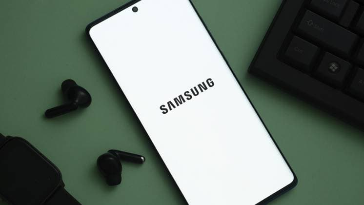 Dhaka, Bangladesch, 03. Mai 2025: Smartphone auf Oberfläche mit Samsung Logo Dhaka, Bangladesh 03 May 2025: Smartphone on surface showing Samsung logo Copyright: imageBROKER Md.MamunxMiah ibliqx17839978.jpg