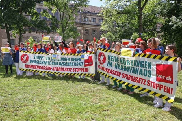 Berlin, Deutschland, 28.05.2026: Lichtenberg: Verdi-Protest gegen die geplante Krankenkassenreform: Protestler halten Banner mit der Aufschrift: Stoppt die Kürzungen gegen Versicherte und Beschäftigte! Krankenkassen-Spargesetz stoppen! hoch. Am Sana Klinikum Lichtenberg findet die Aktion Rote Karten für Frau Warken statt. *** Berlin, Germany, 28 05 2026 Lichtenberg Verdi protest against the planned health insurance reform Protesters hold up banners with the inscription Stop the cuts against insured persons and employees Stop the health insurance austerity law At the Sana Klinikum Lichtenberg the action Red Cards for Ms. Warken takes place Copyright: xdtsxNachrichtenagenturx dts_121066