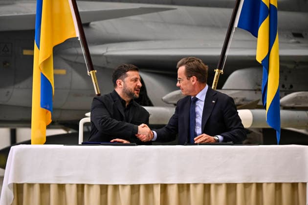 UPPSALA, SWEDEN 20260528 Ukrainian President Volodymyr Zelensky (left) and Swedish Prime Minister Ulf Kristersson give a joint news conference on at the F16 air flotilla in Uppsala, Sweden on May 28, 2026. UPPSALA SWEDEN x10430x *** UPPSALA, SWEDEN 20260528 Ukrainian President Volodymyr Zelensky left and Swedish Prime Minister Ulf Kristersson give a joint news conference on at the F16 air flotilla in Uppsala, Sweden on May 28, 2026 UPPSALA SWEDEN x10430x  Copyright: xChristinexOlsson TTx SWEDEN UKRAINE ZELENSKY VISIT Sps8sL536OY