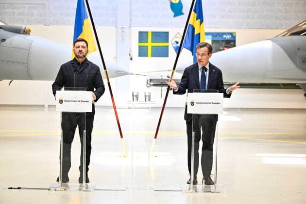 UPPSALA, SWEDEN 20260528 Ukrainian President Volodymyr Zelensky (left) and Swedish Prime Minister Ulf Kristersson give a joint news conference on at the F16 air flotilla in Uppsala, Sweden on May 28, 2026. Sweden is donating 16 Gripen aircraft to Ukraine. Furthermore, Ukraine is to purchase up to 20 planes of the new Gripen E F model, according to the Swedish government. UPPSALA SWEDEN x10430x *** UPPSALA, SWEDEN 20260528 Ukrainian President Volodymyr Zelensky left and Swedish Prime Minister Ulf Kristersson give a joint news conference on at the F16 air flotilla in Uppsala, Sweden on May 28, 2026 Sweden is donating 16 Gripen aircraft to Ukraine Furthermore, Ukraine is to purchase up to 20 planes of the new Gripen E F model, according to  Copyright: xChristinexOlsson TTx SWEDEN UKRAINE ZELENSKY VISIT glbrT1WkzQk