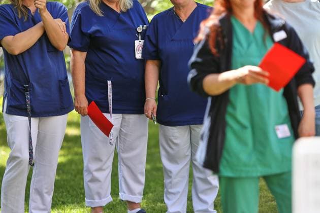 Berlin, Deutschland, 28.05.2026: Lichtenberg: Verdi-Protest gegen die geplante Krankenkassenreform: Pflegekräfte nehmen an der Protestaktion teil. Am Sana Klinikum Lichtenberg findet die Aktion Rote Karten für Frau Warken statt. *** Berlin, Germany, 28 05 2026 Lichtenberg Verdi protest against the planned health insurance reform Nursing staff take part in the protest action The Red Cards for Ms. Warken action takes place at Sana Klinikum Lichtenberg Copyright: xdtsxNachrichtenagenturx dts_121070