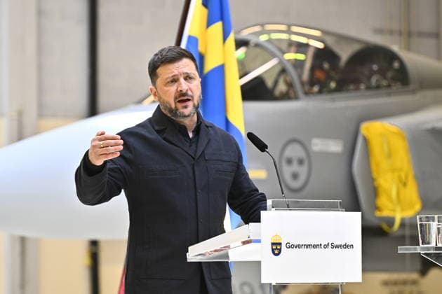 UPPSALA, SWEDEN 20260528 Ukrainian President Volodymyr Zelensky (pictured) and Swedish Prime Minister Ulf Kristersson give a joint news conference on at the F16 air flotilla in Uppsala, Sweden on May 28, 2026. Sweden is donating 16 Gripen aircraft to Ukraine. Furthermore, Ukraine is to purchase up to 20 planes of the new Gripen E F model, according to the Swedish government. UPPSALA SWEDEN x10430x *** UPPSALA, SWEDEN 20260528 Ukrainian President Volodymyr Zelensky pictured and Swedish Prime Minister Ulf Kristersson give a joint news conference on at the F16 air flotilla in Uppsala, Sweden on May 28, 2026 Sweden is donating 16 Gripen aircraft to Ukraine Furthermore, Ukraine is to purchase up to 20 planes of the new Gripen E F model, accor  Copyright: xChristinexOlsson TTx SWEDEN UKRAINE ZELENSKY VISIT uwU8WTT9wIw