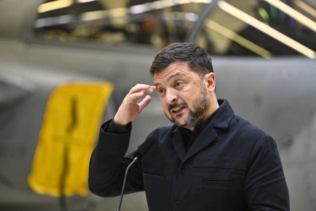 UPPSALA, SWEDEN 20260528 Ukrainian President Volodymyr Zelensky (left) and Swedish Prime Minister Ulf Kristersson give a joint news conference on at the F16 air flotilla in Uppsala, Sweden on May 28, 2026. Sweden is donating 16 Gripen aircraft to Ukraine. Furthermore, Ukraine is to purchase up to 20 planes of the new Gripen E F model, according to the Swedish government. UPPSALA SWEDEN x10430x *** UPPSALA, SWEDEN 20260528 Ukrainian President Volodymyr Zelensky left and Swedish Prime Minister Ulf Kristersson give a joint news conference on at the F16 air flotilla in Uppsala, Sweden on May 28, 2026 Sweden is donating 16 Gripen aircraft to Ukraine Furthermore, Ukraine is to purchase up to 20 planes of the new Gripen E F model, according to  Copyright: xChristinexOlsson TTx SWEDEN UKRAINE ZELENSKY VISIT ESqM1jaeRdw