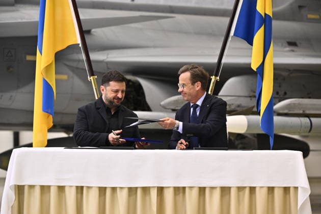 UPPSALA, SWEDEN 20260528 Ukrainian President Volodymyr Zelensky (left) and Swedish Prime Minister Ulf Kristersson give a joint news conference on at the F16 air flotilla in Uppsala, Sweden on May 28, 2026. Sweden is donating 16 Gripen aircraft to Ukraine. Furthermore, Ukraine is to purchase up to 20 planes of the new Gripen E F model, according to the Swedish government. UPPSALA SWEDEN x10430x *** UPPSALA, SWEDEN 20260528 Ukrainian President Volodymyr Zelensky left and Swedish Prime Minister Ulf Kristersson give a joint news conference on at the F16 air flotilla in Uppsala, Sweden on May 28, 2026 Sweden is donating 16 Gripen aircraft to Ukraine Furthermore, Ukraine is to purchase up to 20 planes of the new Gripen E F model, according to  Copyright: xChristinexOlsson TTx SWEDEN UKRAINE ZELENSKY VISIT xutkyayrXSA