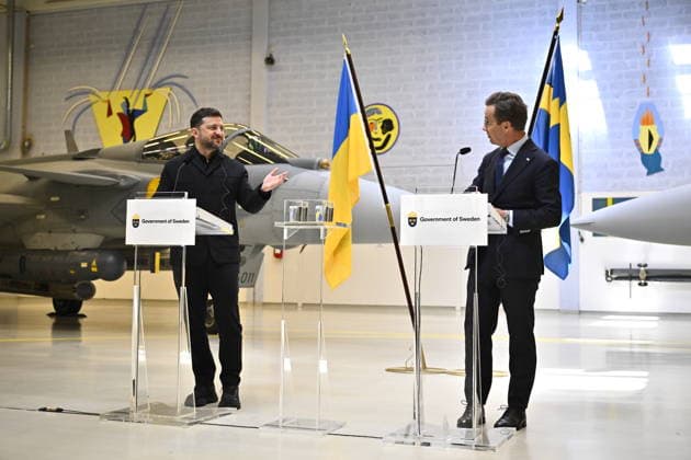 UPPSALA, SWEDEN 20260528 Ukrainian President Volodymyr Zelensky (left) and Swedish Prime Minister Ulf Kristersson give a joint news conference on at the F16 air flotilla in Uppsala, Sweden on May 28, 2026. Sweden is donating 16 Gripen aircraft to Ukraine. Furthermore, Ukraine is to purchase up to 20 planes of the new Gripen E F model, according to the Swedish government. UPPSALA SWEDEN x10430x *** UPPSALA, SWEDEN 20260528 Ukrainian President Volodymyr Zelensky left and Swedish Prime Minister Ulf Kristersson give a joint news conference on at the F16 air flotilla in Uppsala, Sweden on May 28, 2026 Sweden is donating 16 Gripen aircraft to Ukraine Furthermore, Ukraine is to purchase up to 20 planes of the new Gripen E F model, according to  Copyright: xChristinexOlsson TTx SWEDEN UKRAINE ZELENSKY VISIT EEzlITNbSzs