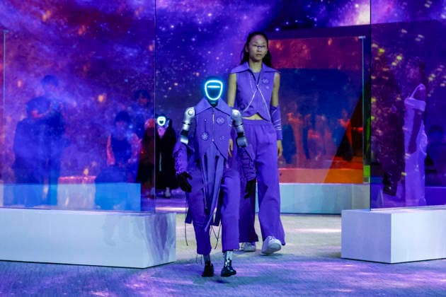 Humanoid robots take over the runway at Seoul s new enter-tech venue in South Korea Humanoid robots and models perform on the runway during a robot fashion show at Galaxy Robot Park in Seoul, South Korea, on May 28, 2026. Galaxy Corporation, the entertainment firm behind K-pop stars including G-Dragon and Taemin, opened the park on May 15 as what it describes as the world s first robot-themed entertainment venue, where humanoid robots perform choreographed concerts, drawing demonstrations and fashion shows as part of its enter-tech concept blending robotics with K-pop culture. Seoul South Korea  Copyright: xMatrixxImages JungxUi-Chelx