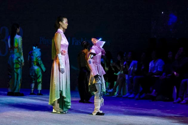 Humanoid robots take over the runway at Seoul s new enter-tech venue in South Korea Humanoid robots and models perform on the runway during a robot fashion show at Galaxy Robot Park in Seoul, South Korea, on May 28, 2026. Galaxy Corporation, the entertainment firm behind K-pop stars including G-Dragon and Taemin, opened the park on May 15 as what it describes as the world s first robot-themed entertainment venue, where humanoid robots perform choreographed concerts, drawing demonstrations and fashion shows as part of its enter-tech concept blending robotics with K-pop culture. Seoul South Korea  Copyright: xMatrixxImages JungxUi-Chelx